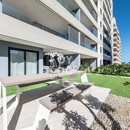 Infinity Blue Groundfloor Apt, Beachfront, Heated Pool - By Oyoostays *