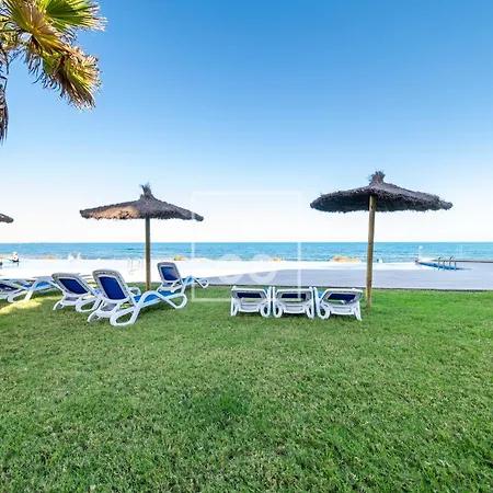 Infinity Blue Groundfloor Apt, Beachfront, Heated Pool - By Oyoostays Torrevieja
