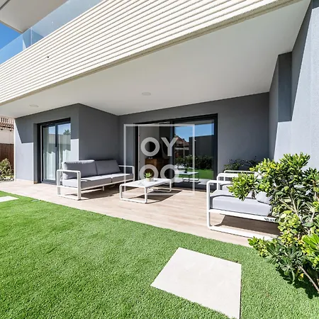 Infinity Blue Groundfloor Apt, Beachfront, Heated Pool - By Oyoostays Apartamento