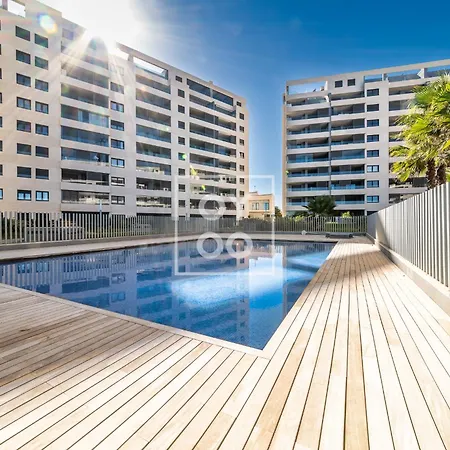 Apartamento Infinity Blue Groundfloor Apt, Beachfront, Heated Pool - By Oyoostays