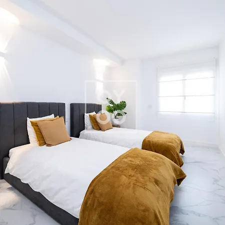 Infinity Blue Groundfloor Apt, Beachfront, Heated Pool - By Oyoostays Apartamento