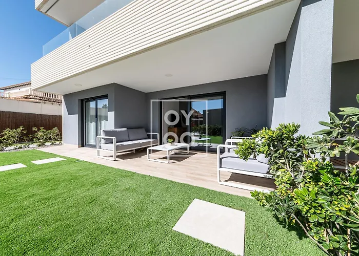 Infinity Blue Groundfloor Apt, Beachfront, Heated Pool - By Oyoostays Apartamento