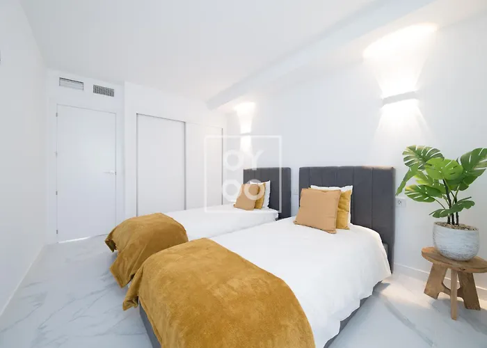 Infinity Blue Groundfloor Apt, Beachfront, Heated Pool - By Oyoostays Appartamento *