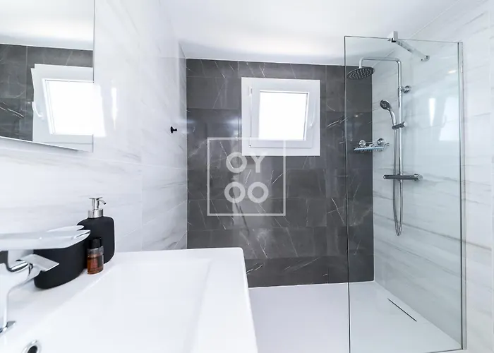 Appartamento Infinity Blue Groundfloor Apt, Beachfront, Heated Pool - By Oyoostays *