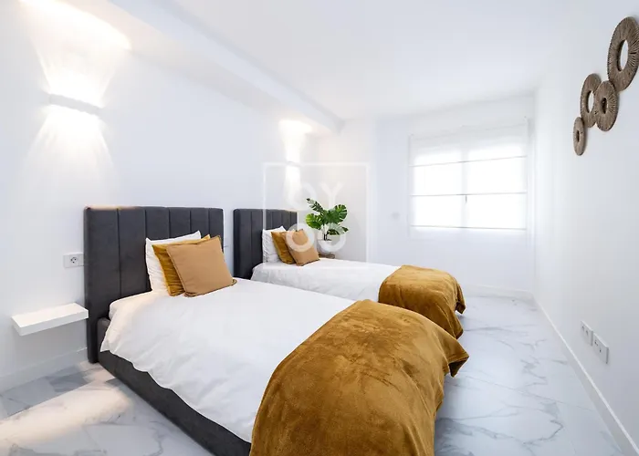 Infinity Blue Groundfloor Apt, Beachfront, Heated Pool - By Oyoostays Apartamento