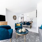 Διαμέρισμα Infinity Blue Groundfloor Apt, Beachfront, Heated Pool - By Oyoostays *