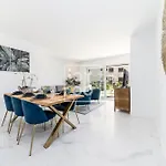 Διαμέρισμα Infinity Blue Groundfloor Apt, Beachfront, Heated Pool - By Oyoostays