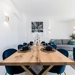 Διαμέρισμα Infinity Blue Groundfloor Apt, Beachfront, Heated Pool - By Oyoostays *