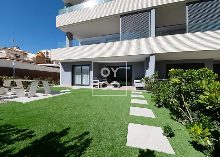 Infinity Blue Groundfloor Apt, Beachfront, Heated Pool - By Oyoostays