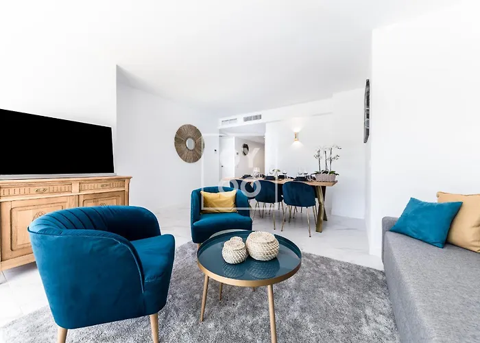 Apartment Infinity Blue Groundfloor Apt, Beachfront, Heated Pool - By Oyoostays *