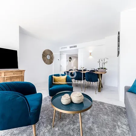 Apartment Infinity Blue Groundfloor Apt, Beachfront, Heated Pool - By Oyoostays *