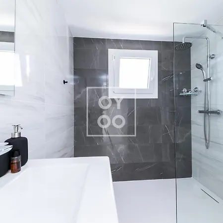 Apartment Infinity Blue Groundfloor Apt, Beachfront, Heated Pool - By Oyoostays *