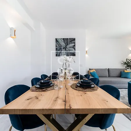 公寓 Infinity Blue Groundfloor Apt, Beachfront, Heated Pool - By Oyoostays *